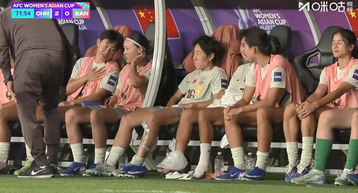 世界杯赛事直播平台下载-第63分钟被换下！镜头给到中国女足替补席，王霜右脚脚踝裹着冰袋