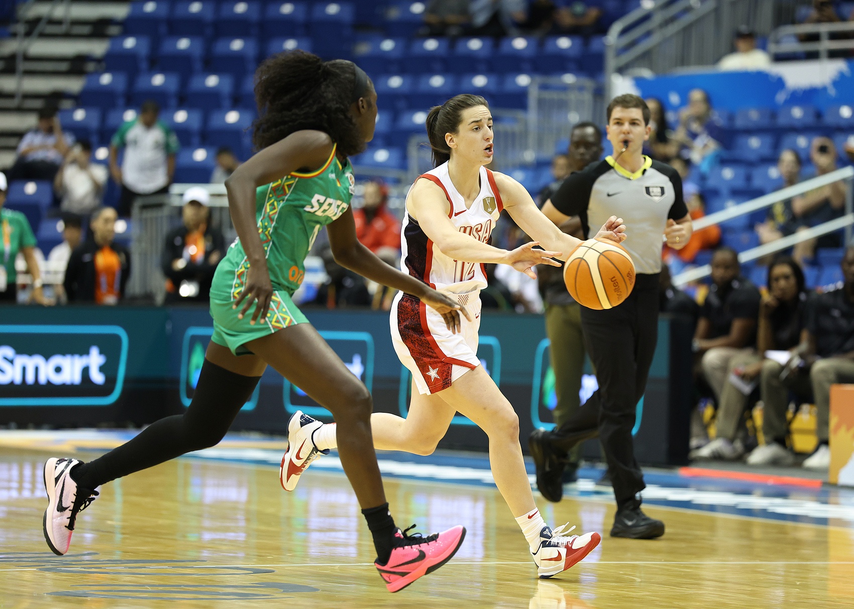 克拉克美国女篮首秀替补砍17分12助 一数据仅次于王思雨排历史第2