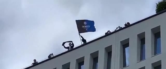 世界杯客户端下载说明-张康阳挥舞国际米兰旗帜：感谢父亲，感谢莫拉蒂